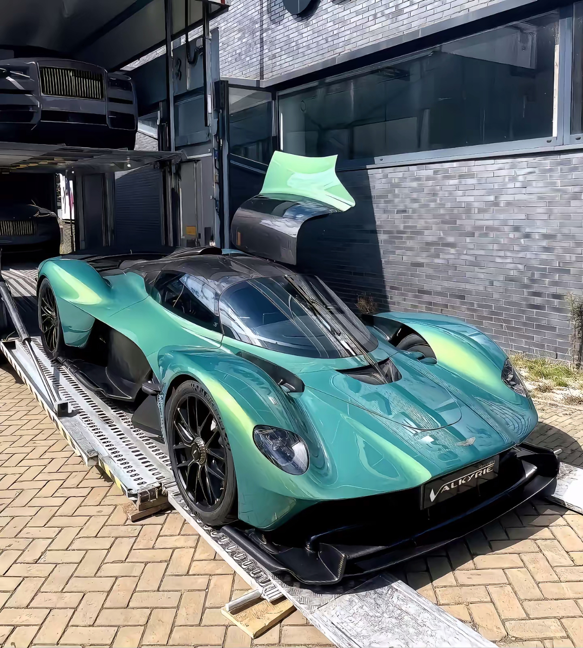 阿斯顿马丁横扫红牛车队，皮亚斯特里惊艳四座