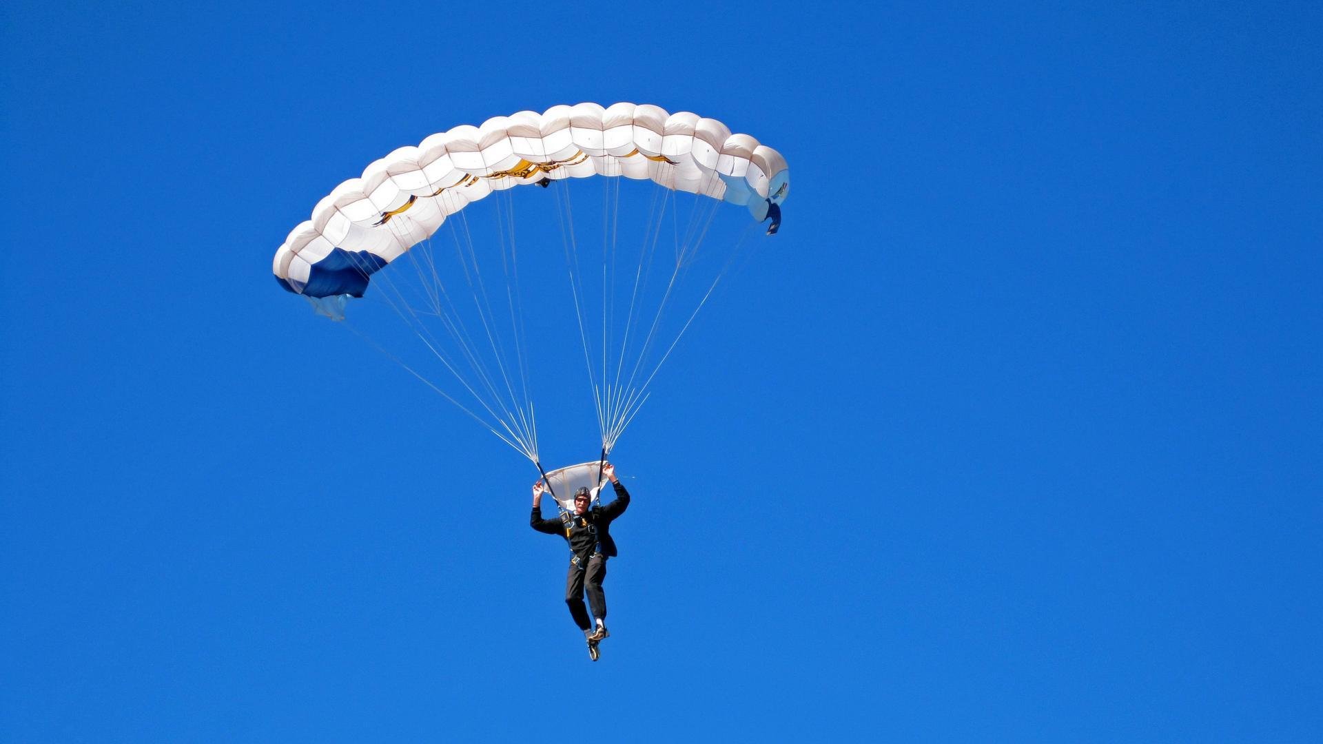 利拉德攻防两端统治,独行侠粉碎76人