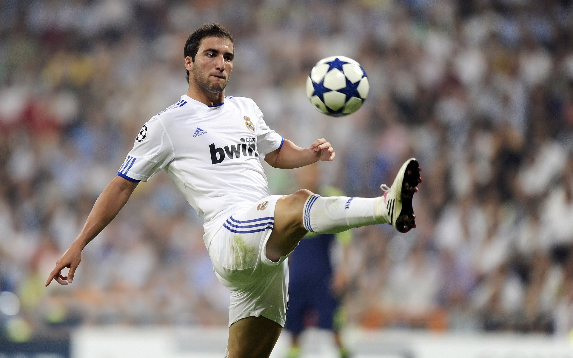 跨界风暴，当马刺血拼魔术之夜，米切尔在英超赛场接管比赛